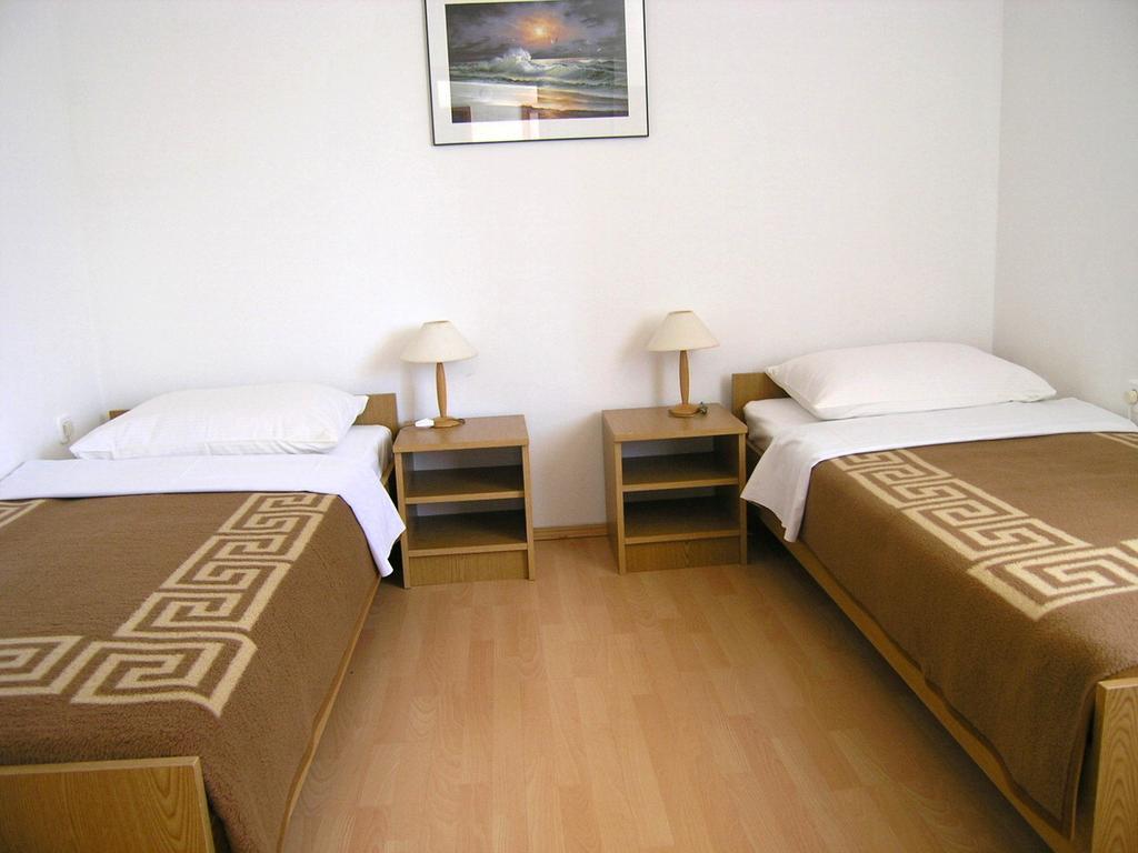 Apartmani Dolencic Krk Town Exterior foto