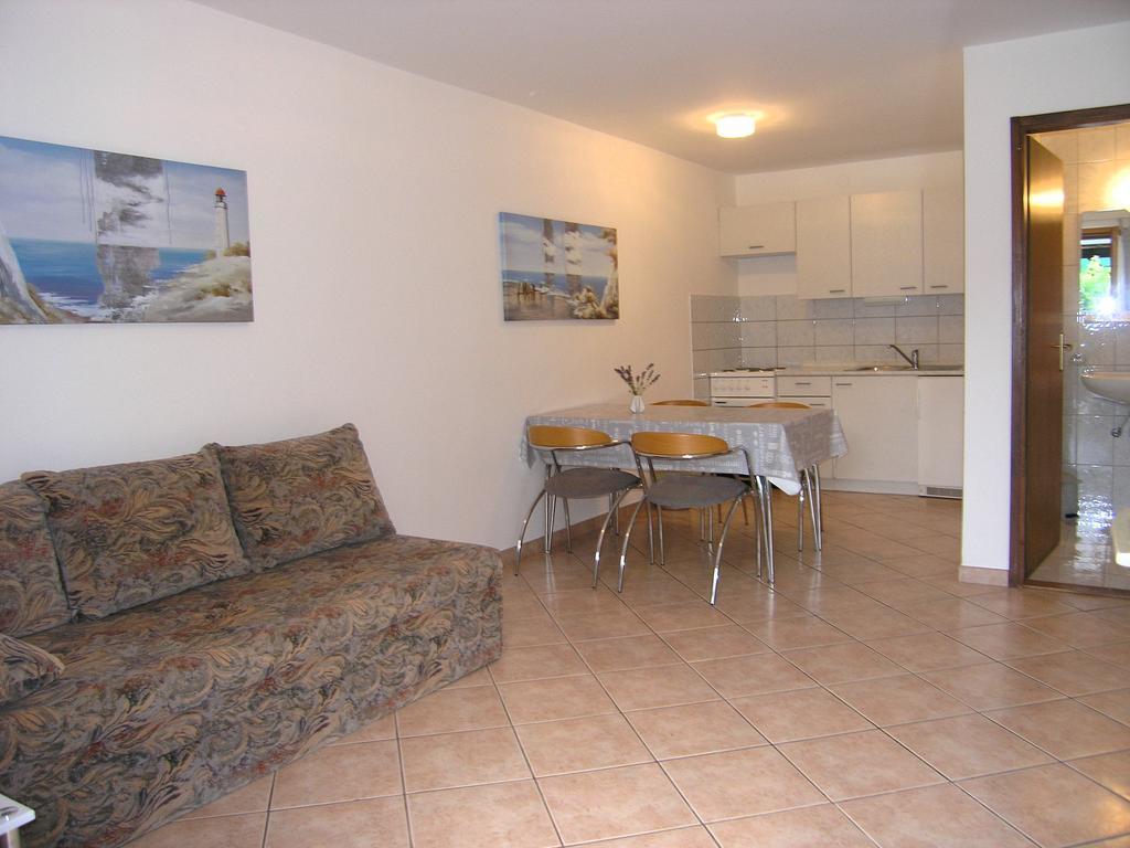 Apartmani Dolencic Krk Town Exterior foto