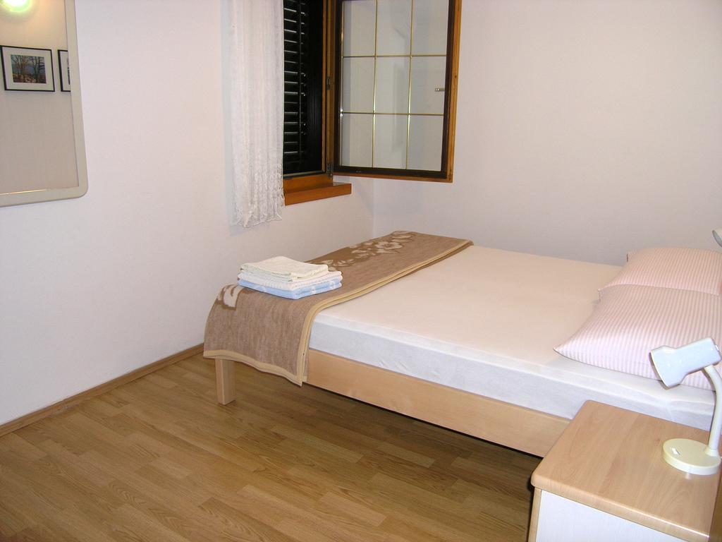 Apartmani Dolencic Krk Town Exterior foto