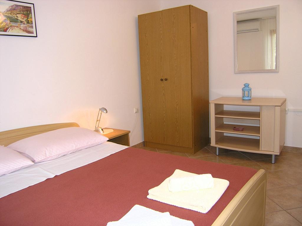 Apartmani Dolencic Krk Town Exterior foto